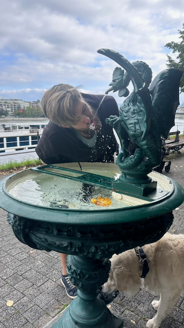 Micha and Finn drinking from a fountain
